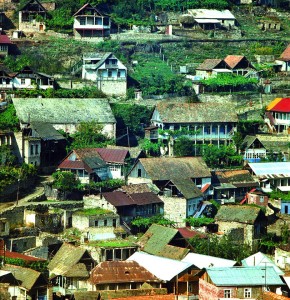 Տան ընդհանուր տեսքը 1989 թ. նոյեմբերին (ձախ կողմում Սբ. Աստվածածին եկեղեցին է