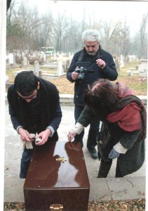 ՄԻՀ-ի ներկայացուցիչների վերահսկողությամբ, Լևոն Էքմեքջյանի աճյունները հայկական ավանդույթի համաձայն, տեղադրվում է դագաղում